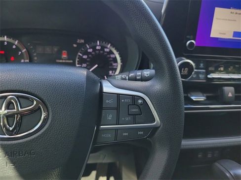 Used 2023 Toyota Highlander L image 16