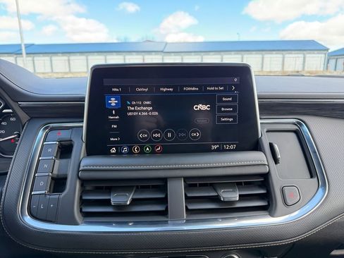Used 2021 GMC Yukon XL SLT w/ Rear Media and Nav Package AWD/4WD image 3