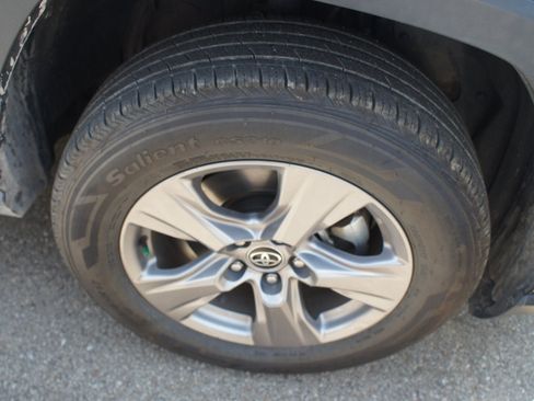 Used 2025 Toyota RAV4 XLE AWD/4WD image 4