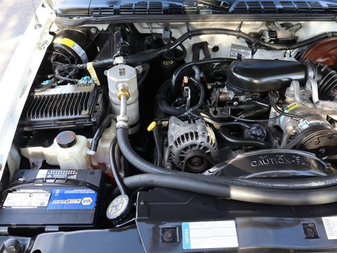 Used 2000 GMC Sonoma SL w/ Cold-Climate Pkg image 27