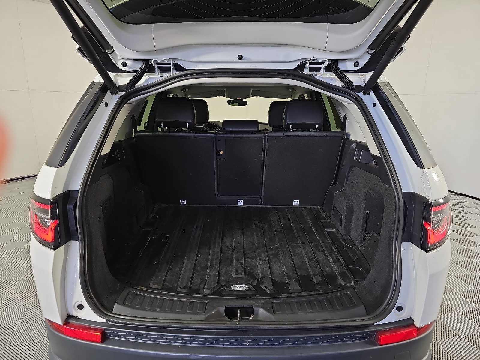 Used 2020 Land Rover Discovery Sport SE AWD/4WD image 12