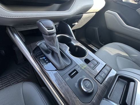 Used 2021 Toyota Highlander Platinum image 28