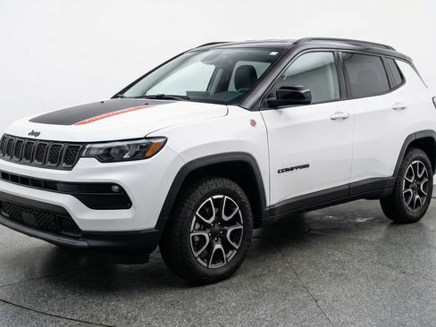 Used 2025 Jeep Compass Trailhawk image 3