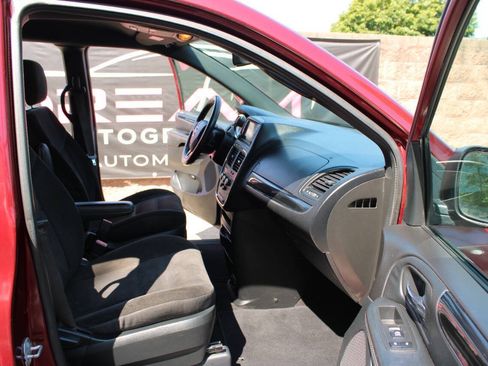 Used 2018 Dodge Grand Caravan SE FWD image 9
