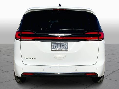 Certified 2024 Chrysler Pacifica Touring-L image 4
