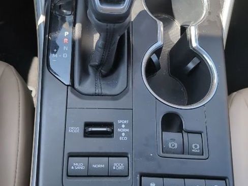 Used 2020 Toyota Highlander XLE image 14