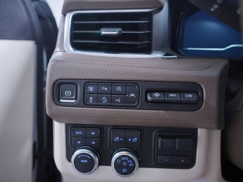 Used 2024 GMC Yukon Denali w/ Advanced Technology Package image 19