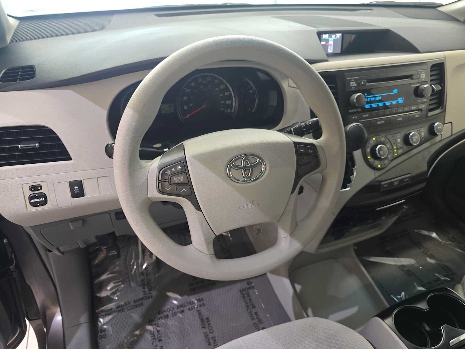 Used 2011 Toyota Sienna LE w/ Towing Pkg FWD image 2