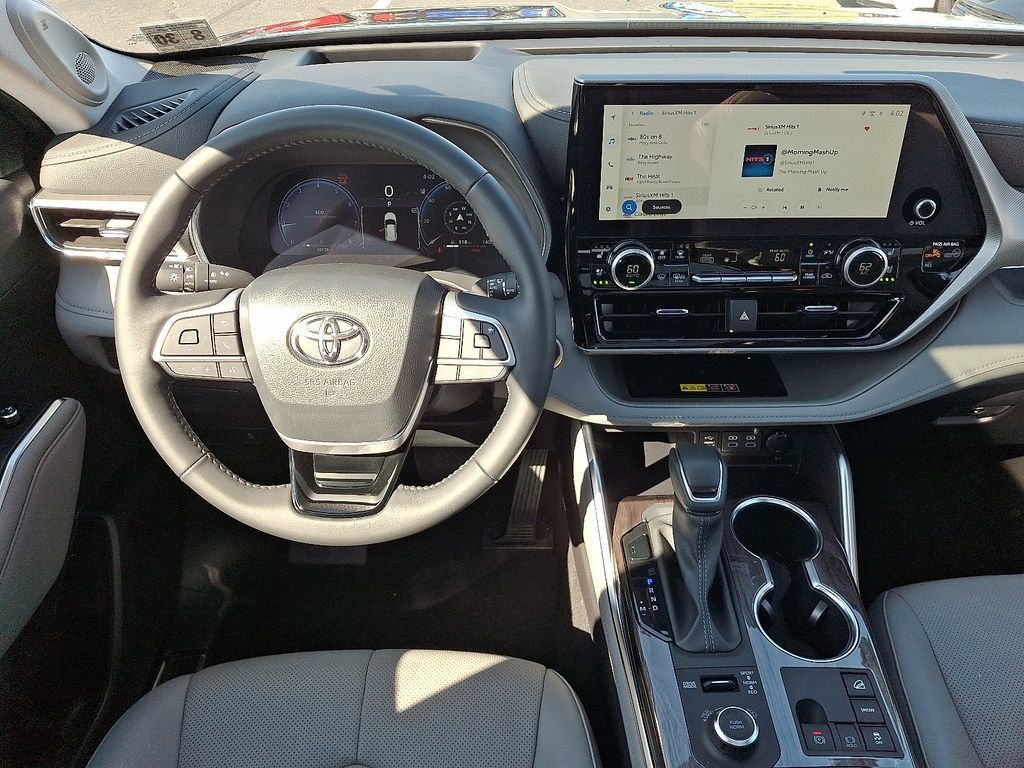 Used 2025 Toyota Highlander Platinum AWD/4WD image 12
