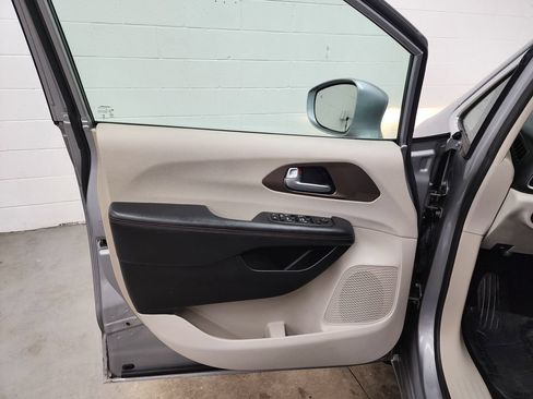 Used 2018 Chrysler Pacifica Touring Plus FWD image 9