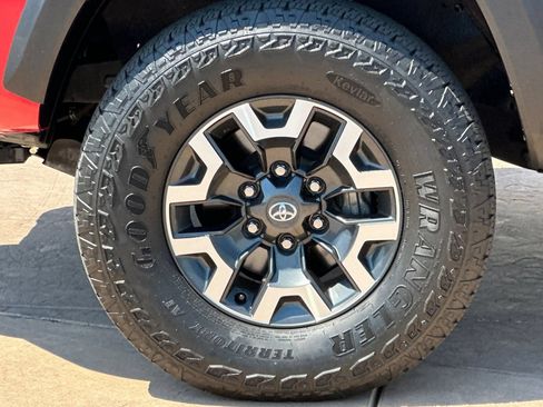 Used 2022 Toyota Tacoma TRD Off-Road w/ Technology Package AWD/4WD image 31