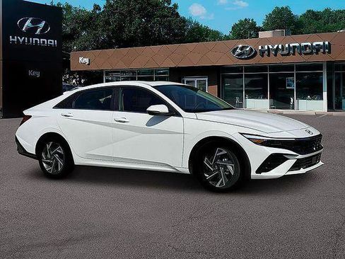 New 2025 Hyundai Elantra Limited FWD image 11