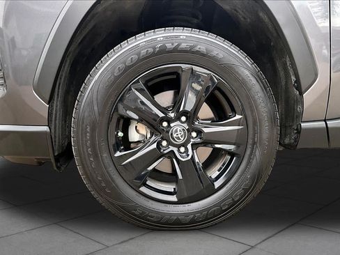 Used 2020 Toyota RAV4 XLE FWD image 11