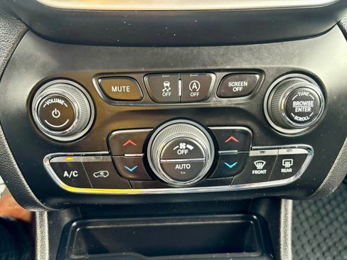 Used 2019 Jeep Cherokee Latitude Plus w/ Comfort/Convenience Group image 24