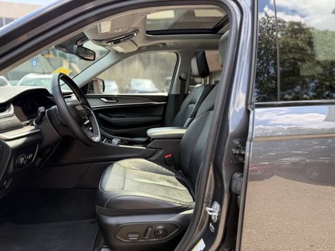 Used 2022 Jeep Grand Cherokee Limited AWD/4WD image 19