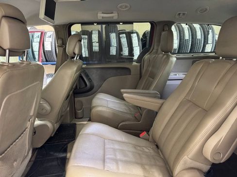 Used 2015 Chrysler Town & Country Touring-L w/ Driver Convenience Group image 8