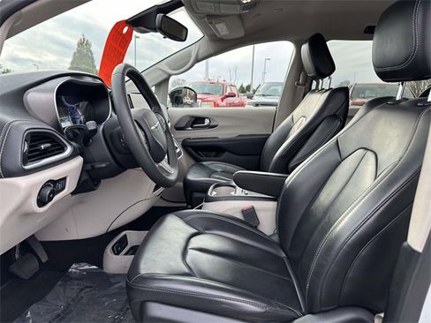 Used 2024 Chrysler Pacifica Select image 16