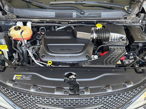 Used 2020 Chrysler Pacifica Touring w/ Advanced Safetytec Group image 34