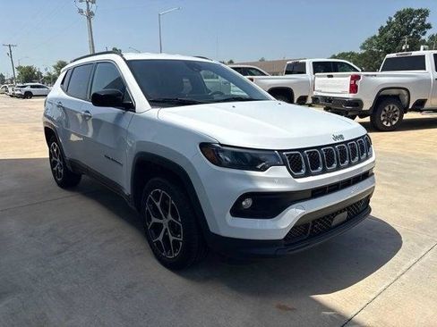 Used 2024 Jeep Compass Latitude AWD/4WD image 5
