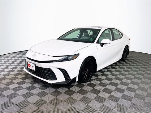 Used 2025 Toyota Camry SE w/ Convenience Package image 3