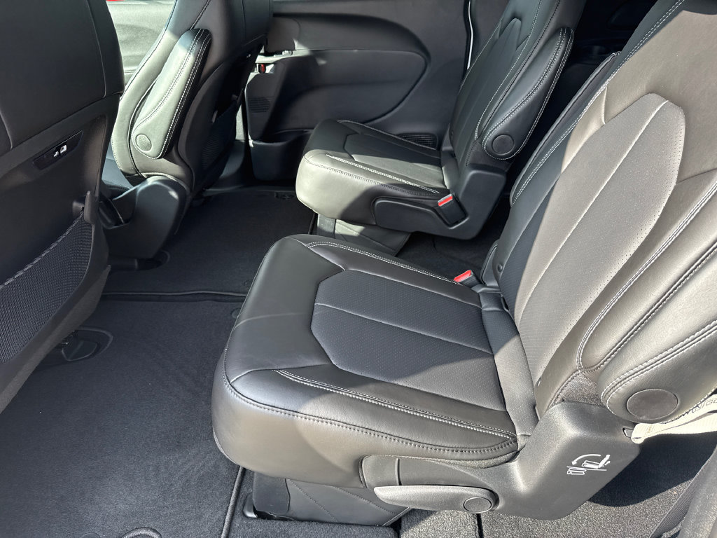 New 2027 Chrysler Pacifica Select FWD image 16