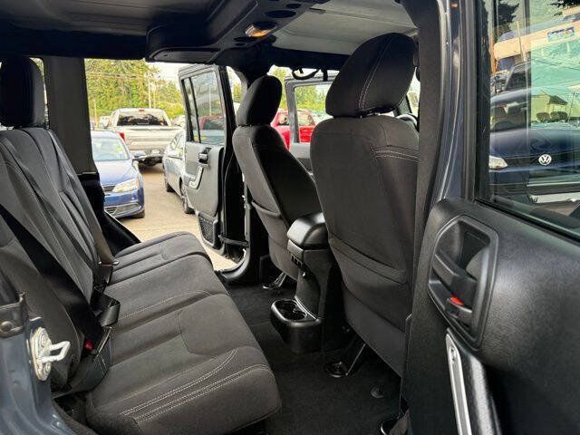 Used 2017 Jeep Wrangler Unlimited Rubicon w/ Max Tow Package AWD/4WD image 24