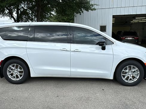 New 2026 Chrysler Pacifica Select image 4