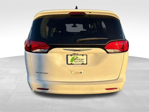 Used 2022 Chrysler Voyager LX FWD image 7