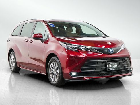 Used 2025 Toyota Sienna XLE w/ XLE Plus Package AWD/4WD image 7