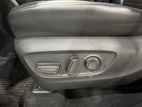 Used 2022 Toyota Highlander XLE FWD image 11