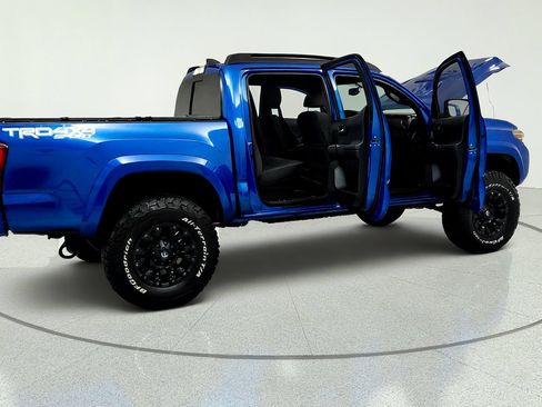 Used 2017 Toyota Tacoma TRD Sport AWD/4WD image 13