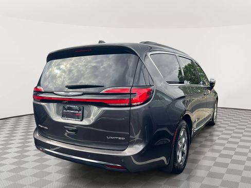 Used 2023 Chrysler Pacifica Limited FWD image 6