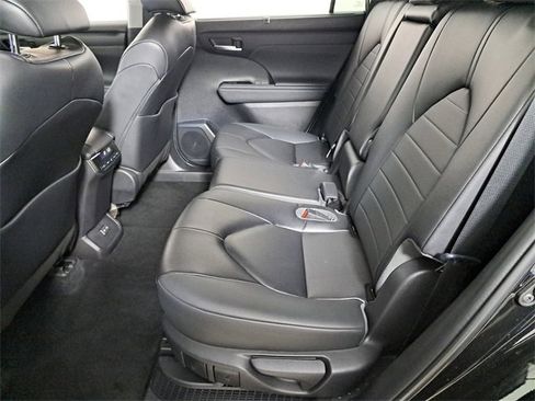 Used 2023 Toyota Highlander XLE image 12