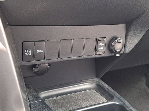 Used 2018 Toyota RAV4 XLE AWD/4WD image 25