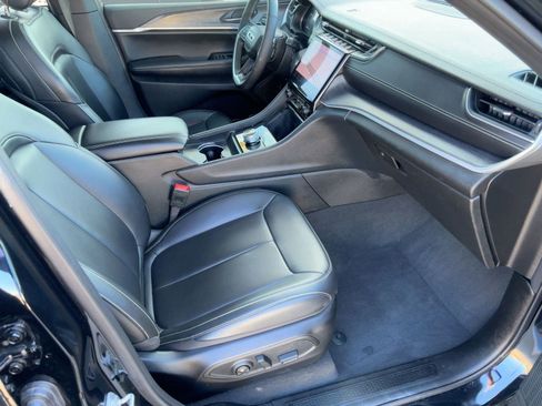 Used 2025 Jeep Grand Cherokee Limited w/ Black Appearance Package image 30