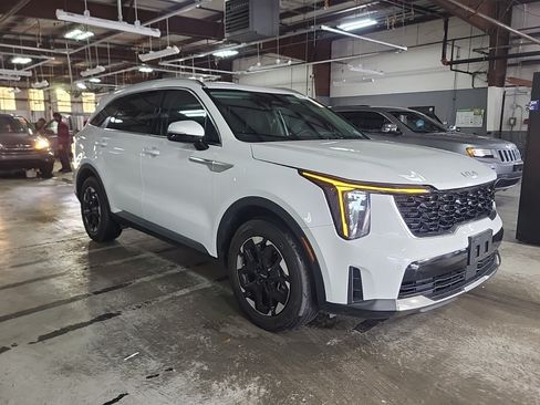 Used 2024 Kia Sorento S FWD image 4