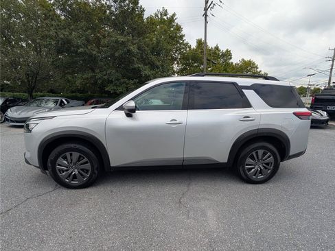 Used 2024 Nissan Pathfinder SV FWD image 2