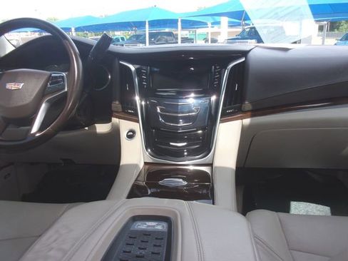 Used 2017 Cadillac Escalade ESV Premium Luxury AWD/4WD image 26