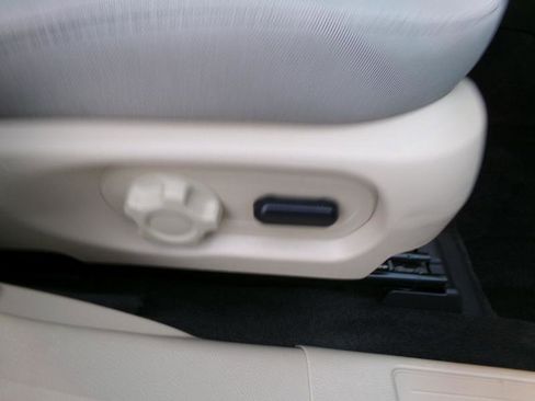 Used 2016 Ford Taurus SE image 32