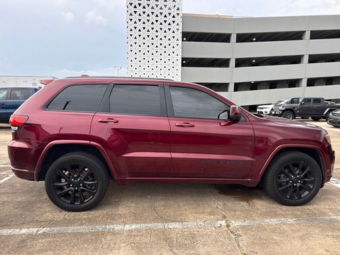 Used 2017 Jeep Grand Cherokee Altitude AWD/4WD image 10