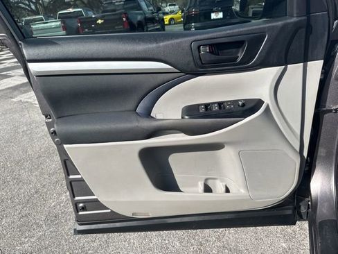 Used 2019 Toyota Highlander LE image 9