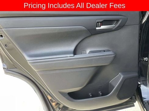 Used 2024 Toyota Highlander XLE AWD/4WD image 16