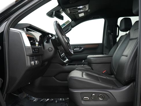 Used 2025 GMC Yukon XL Denali AWD/4WD image 25