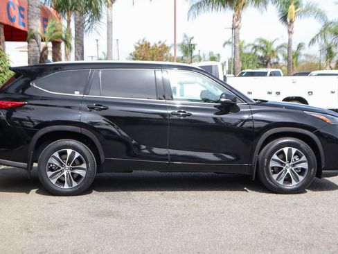 Used 2021 Toyota Highlander XLE AWD/4WD image 12