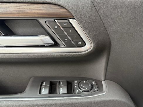 Used 2025 GMC Sierra 3500 SLT w/ SLT Premium Package image 17