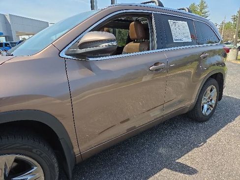 Used 2017 Toyota Highlander Limited AWD/4WD image 36
