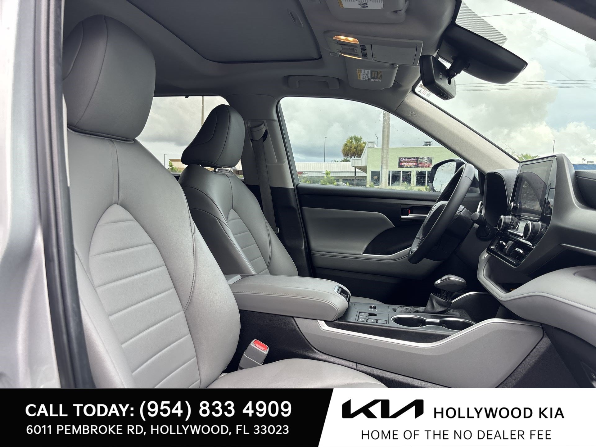 Used 2024 Toyota Highlander XLE FWD image 23