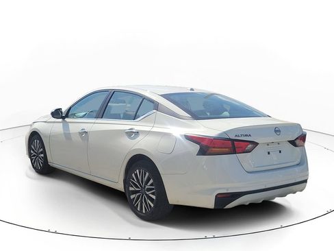 Used 2025 Nissan Altima 2.5 SV FWD image 3