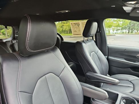Used 2025 Chrysler Pacifica Select FWD image 11