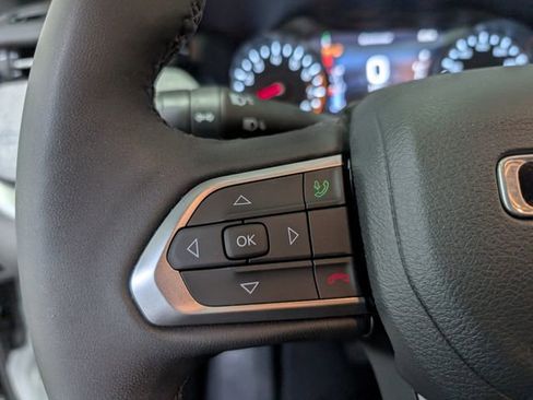 Used 2025 Jeep Compass Latitude AWD/4WD image 18